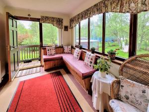 The Birches في Ardclach: غرفة معيشة مع أريكة ونوافذ