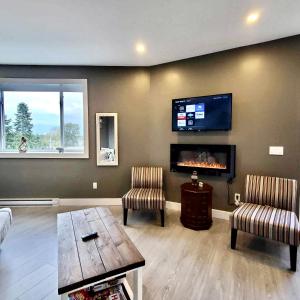 A television and/or entertainment centre at Licensed Mountain Retreat Garden House Near Heritage Park, Cultus Lake