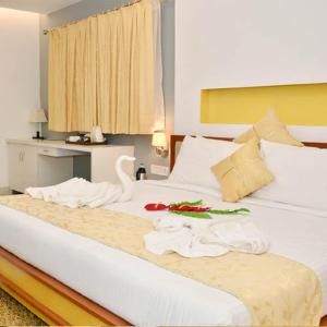 una cama con toallas y un cisne en ella en GOLDEN LEAF RESORT, en Surajgarha