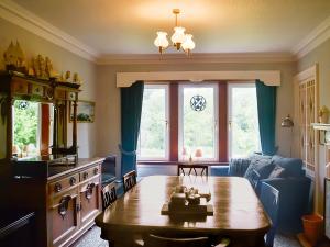 Braehead في نيرن: غرفة معيشة مع طاولة وأريكة