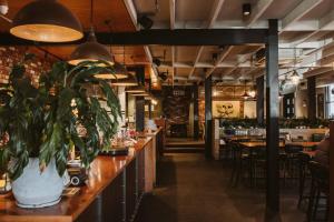 Reštaurácia alebo iné gastronomické zariadenie v ubytovaní The State Hotel