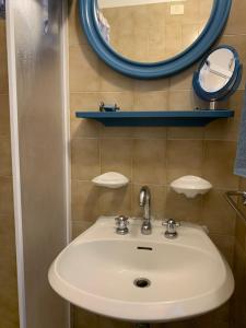 ein Bad mit einem Waschbecken und einem Spiegel in der Unterkunft casa in riva al lago Diletta Spiti in Castelletto sopra Ticino