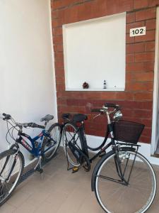 zwei Fahrräder, die neben einer Ziegelwand geparkt sind in der Unterkunft casa in riva al lago Diletta Spiti in Castelletto sopra Ticino
