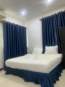 Ένα ή περισσότερα κρεβάτια σε δωμάτιο στο SUBINH HOTEL AND RESTAURANT