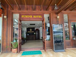 SUBINH HOTEL AND RESTAURANT في باكسي: مدخل لفندق مشمس مع فتح الباب