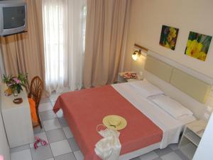 Ένα ή περισσότερα κρεβάτια σε δωμάτιο στο Hotel Calypso