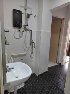 een badkamer met een douche en een wastafel bij Nilai Impian Homestay @ Dillenia in Nilai