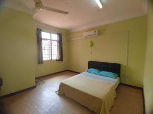 een slaapkamer met een bed en een raam bij Nilai Impian Homestay @ Dillenia in Nilai