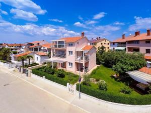 einen Blick über eine Reihe von Häusern auf einer Straße in der Unterkunft Apartments Villa Brioni II in Fažana