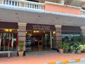 un edificio con un cartel que lee jeus institute asahi grand hotel en Asia Grand Hotel, en Hat Yai