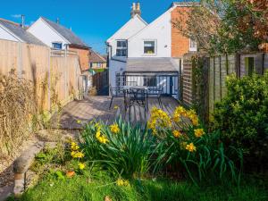 a backyard with a wooden deck with a table at Loreto in Freshwater