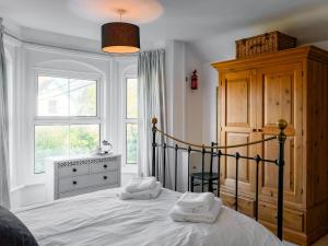 ein Schlafzimmer mit einem Bett mit zwei weißen Handtüchern darauf in der Unterkunft Loreto in Freshwater