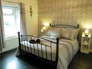 a bedroom with a bed and a window at Wild Duck in Pennington
