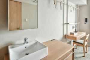 Galeriebild der Unterkunft REF Matsuyama City Station by VESSEL HOTELS in Matsuyama