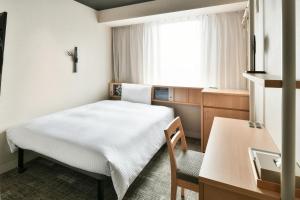 Ein Bett oder Betten in einem Zimmer der Unterkunft REF Matsuyama City Station by VESSEL HOTELS