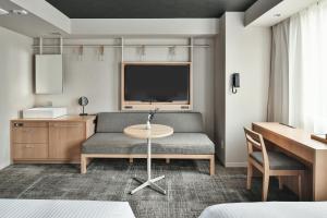 Ein Sitzbereich in der Unterkunft REF Matsuyama City Station by VESSEL HOTELS