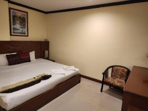 A bed or beds in a room at Hollywood Inn Love Patong