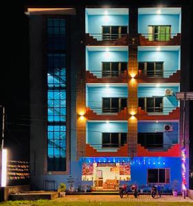 un bâtiment avec des lumières devant lui la nuit dans l'établissement The Lumbini Hotel, à Rummindei