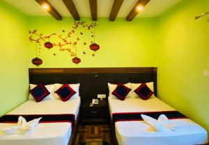 Llit o llits en una habitació de The Lumbini Hotel