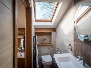 ein Bad mit einem WC und einem Dachfenster in der Unterkunft Cedar Barn - Uk33352 in Buttershaw