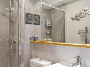 uma casa de banho com um chuveiro, um WC e um lavatório. em Little Nook em Ambleside