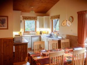 Kuchyň nebo kuchyňský kout v ubytování Treetops Lodge - Uk30556