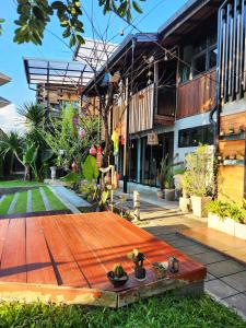 Ein Garten an der Unterkunft Baan Mai Kradan Hostel Chiang Rai