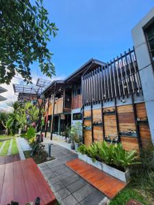 Ein Garten an der Unterkunft Baan Mai Kradan Hostel Chiang Rai