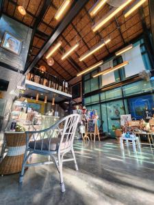 Ein Restaurant oder anderes Speiselokal in der Unterkunft Baan Mai Kradan Hostel Chiang Rai 