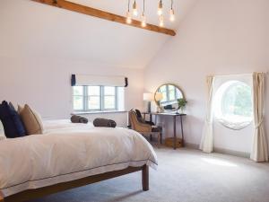 Un dormitorio con una cama grande y una ventana en The Dairy - Uk34564, en Whitchurch
