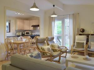 Cenarth的住宿－Oak Haven，客厅配有沙发、椅子和桌子