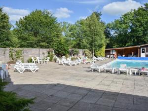 Cenarth的住宿－Oak Haven，一组躺椅和一个游泳池