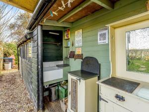 eine Außenansicht einer Küche in einem Haus in der Unterkunft Elsies Hut in Albourne