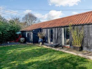 a small house with a yard with a yard at 1 Lamb Barn in Saint Osyth