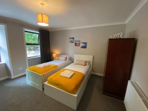 1 dormitorio con 2 camas y ventana en West Lodge - Uk7137 en Newton Stewart