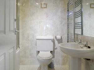 uma casa de banho com um WC e um lavatório em Seabreezes - Uk30690 em Portknockie