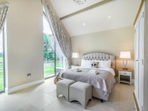 1 dormitorio con cama grande y ventana grande en Uk34190 - Gowan View en Arkholme