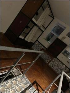 widok na pusty pokój z drzwiami i podłogami w obiekcie Cancun Hostel w mieście Cancún