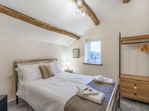 ein Schlafzimmer mit einem großen Bett und einem Fenster in der Unterkunft Isel Gate Cottage in Sunderland