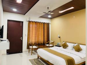 1 dormitorio con cama, escritorio y puerta en The Deerfield Cottages en Rāmnagar