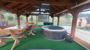 Fotografia z galérie ubytovania Domek w Górach Sowich "Go Sowie" Jacuzzi Basen Sauna v destinácii Ludwikowo