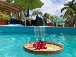 un bicchiere di vino su un tavolo in piscina di Casa Breizh ad Acapulco