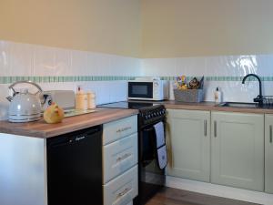 Η κουζίνα ή μικρή κουζίνα στο Larch Cottage