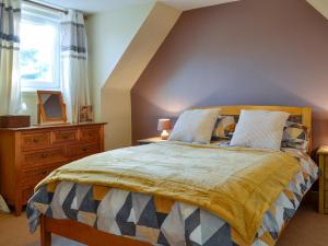 Larch Cottage tesisinde bir odada yatak veya yataklar