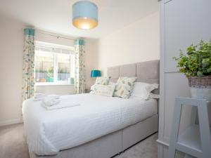 法爾茅斯的住宿－Chy An Mor，卧室配有一张大白色床和窗户