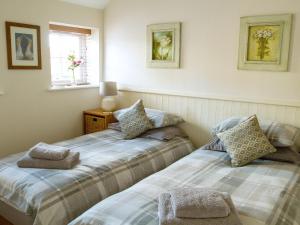 two beds sitting next to each other in a room at Gannet Lodge - Uk30977 in Bempton