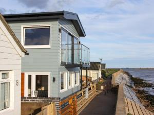 a house with a view of the water at Curlew in Brightlingsea