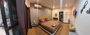 sypialnia z łóżkiem w pokoju w obiekcie Pink House w mieście Lamai
