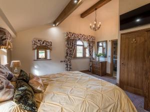 Кровать или кровати в номере Sycamore Barn - Uk33353