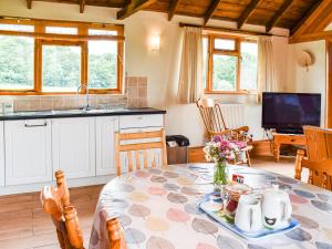 eine Küche und ein Esszimmer mit einem Tisch und Stühlen in der Unterkunft The Long Barn in Little Baddow